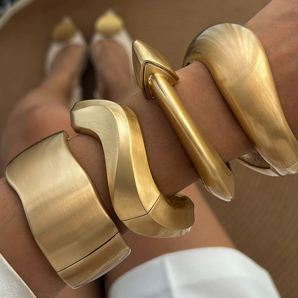 Valora Wide Cuff Armbånd – Bredt åbent metalarmbånd i guldfarve