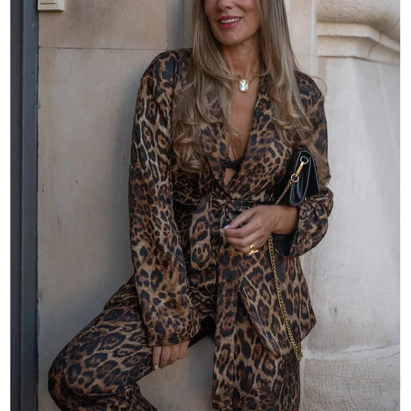 Dame buksesæt med leopardmønster og lang blazer – Leorisse