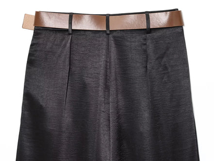Olivina bukser – elegante vide bukser med bælte i satinlook