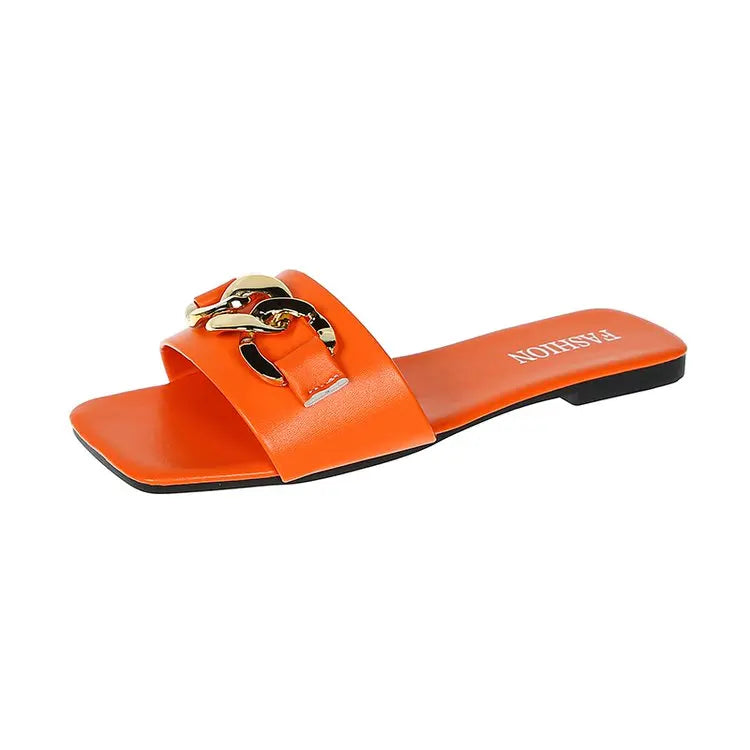 Flade damesandaler med dekorativ metalkæde og slip-on design – Solvéra