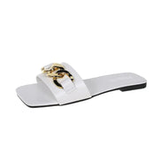 Flade damesandaler med dekorativ metalkæde og slip-on design – Solvéra