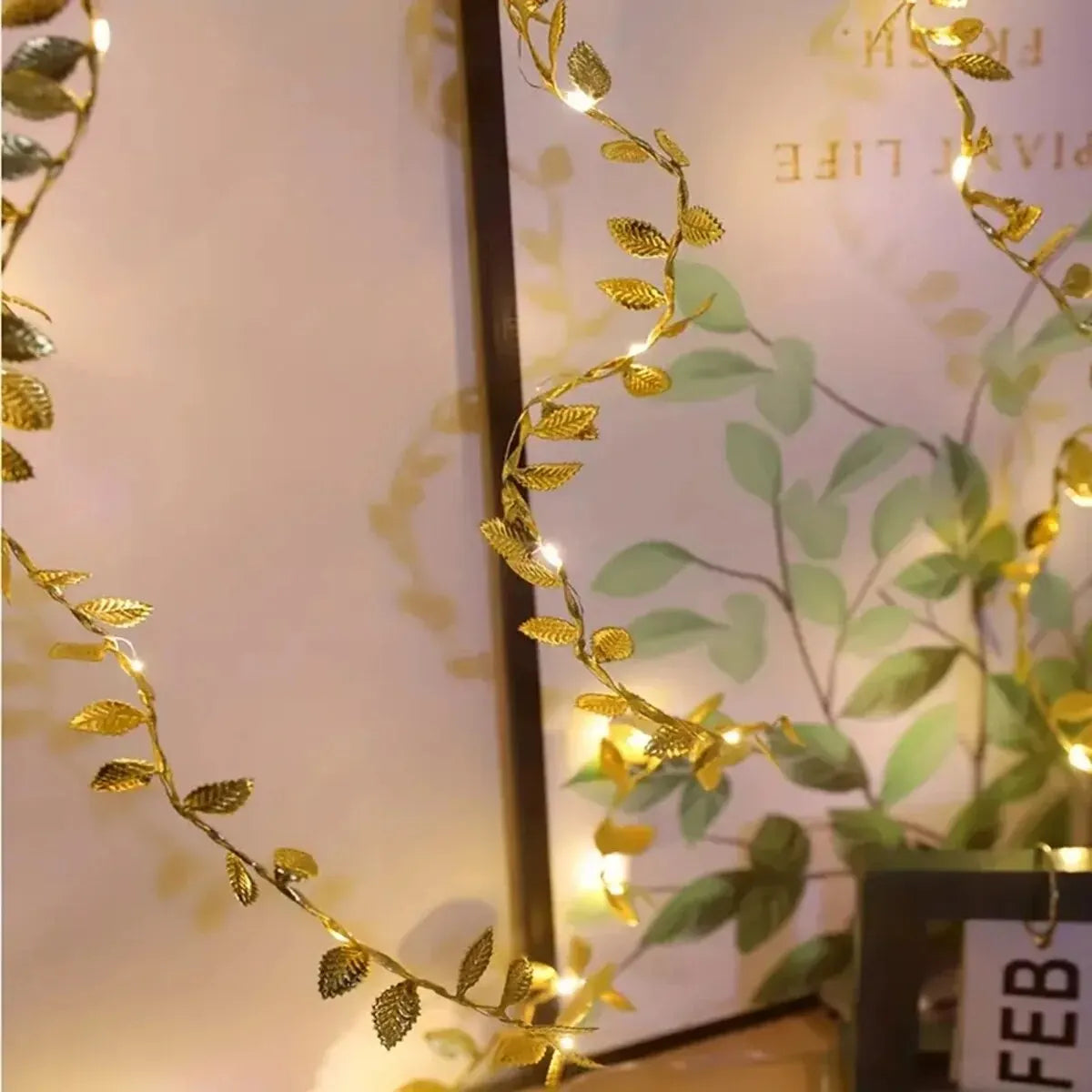 Łańcuch świetlny LED ze złotymi liśćmi i 20 lampkami LED – Aurevyn