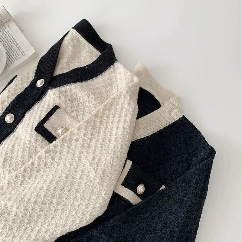 Naretta strikjakke til kvinder – kraftig strik med patchworkdesign og knaplukning