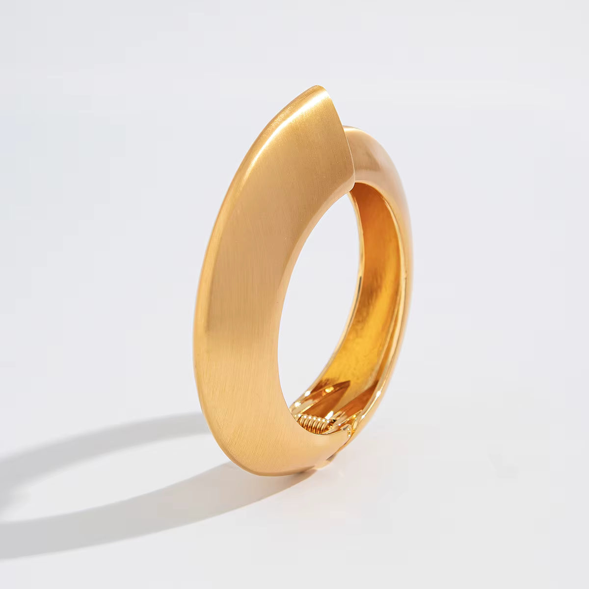 Valora Wide Cuff Armbånd – Bredt åbent metalarmbånd i guldfarve