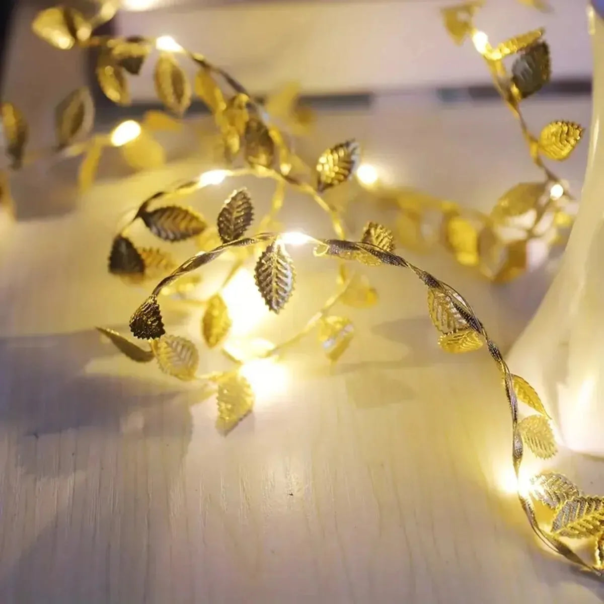 Łańcuch świetlny LED ze złotymi liśćmi i 20 lampkami LED – Aurevyn