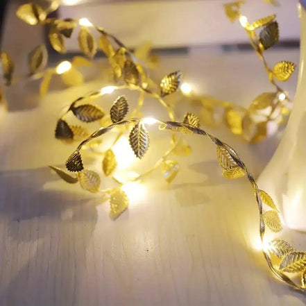 Łańcuch świetlny LED ze złotymi liśćmi i 20 lampkami LED – Aurevyn