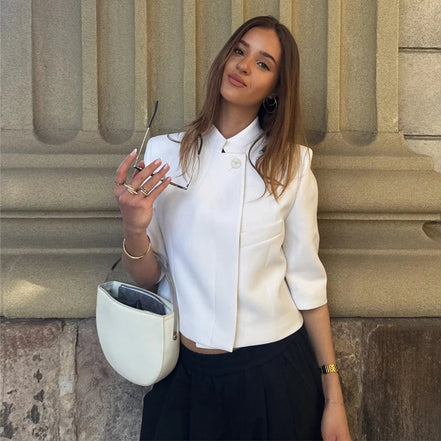 Cropped blazer med korte ærmer og knaplukning – Novelle