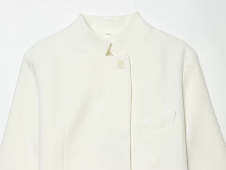 Cropped blazer med korte ærmer og knaplukning – Novelle