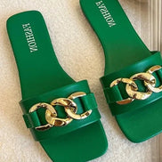 Flade damesandaler med dekorativ metalkæde og slip-on design – Solvéra