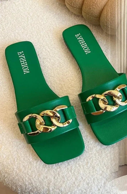 Flade damesandaler med dekorativ metalkæde og slip-on design – Solvéra