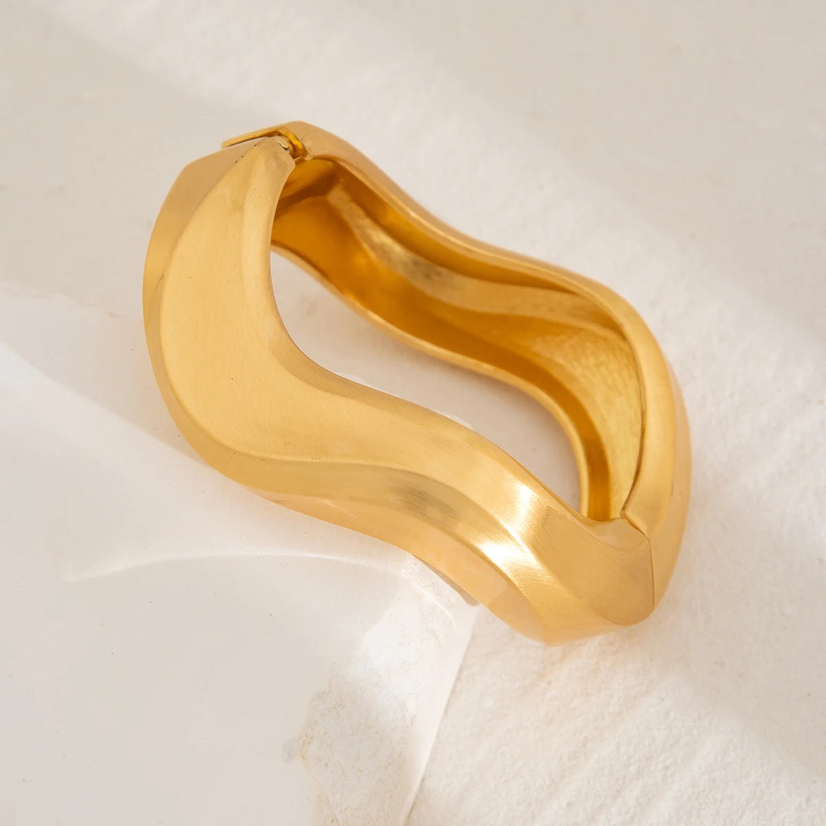 Valora Wide Cuff Armbånd – Bredt åbent metalarmbånd i guldfarve