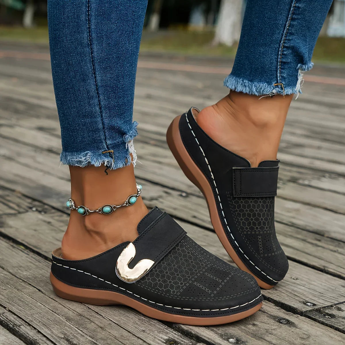 Solveta slip-on træsko med åben hæl og afrundet tå