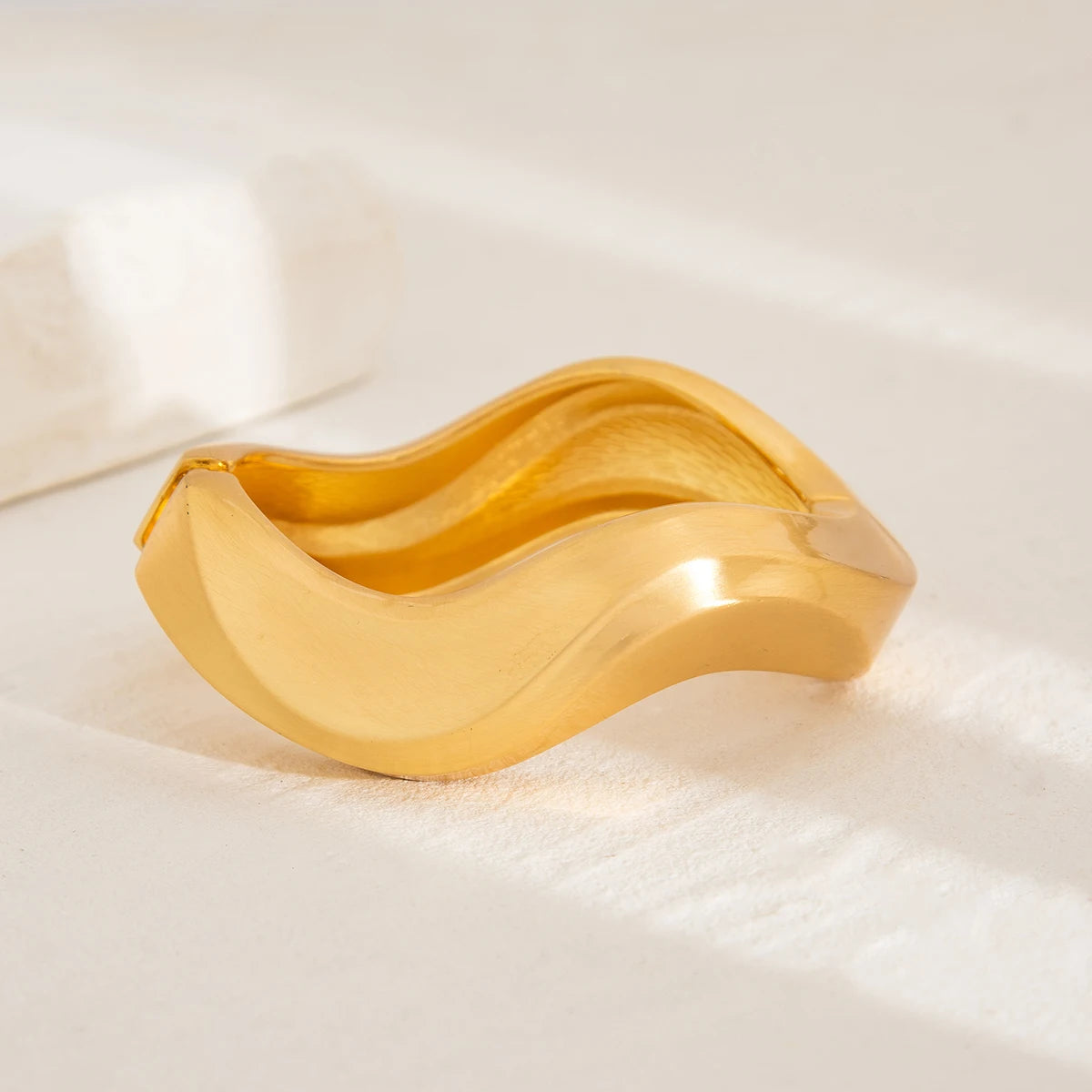 Valora Wide Cuff Armbånd – Bredt åbent metalarmbånd i guldfarve