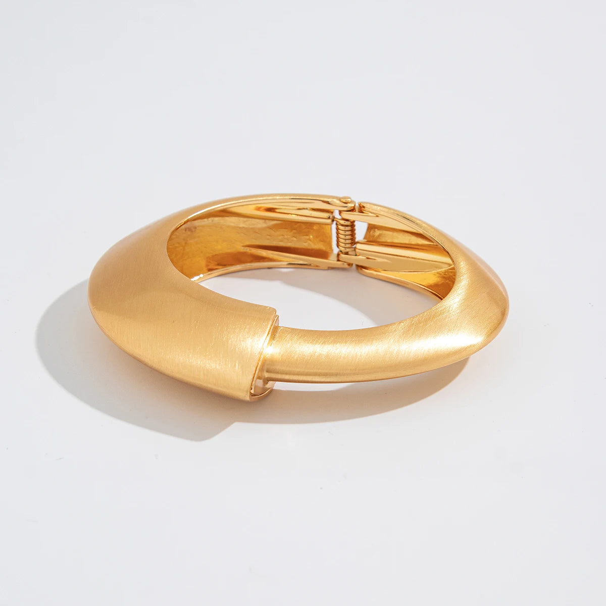 Valora Wide Cuff Armbånd – Bredt åbent metalarmbånd i guldfarve