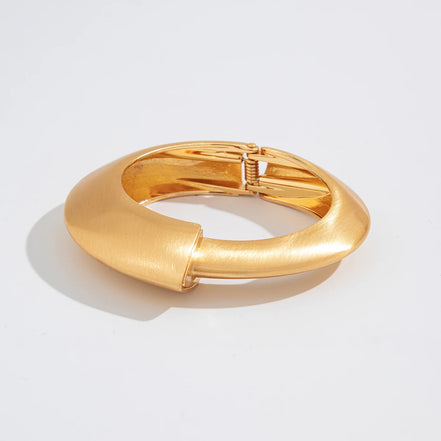 Valora Wide Cuff Armbånd – Bredt åbent metalarmbånd i guldfarve