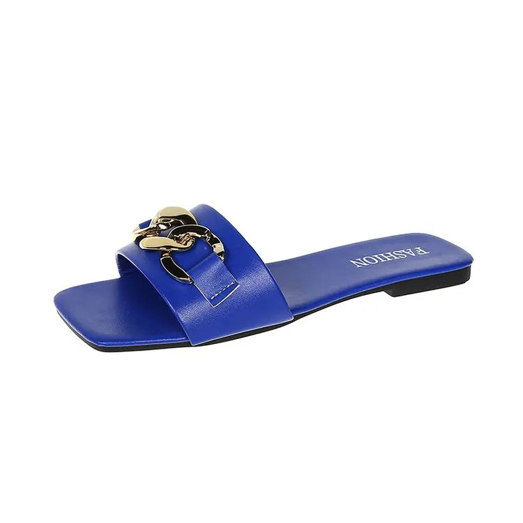 Flade damesandaler med dekorativ metalkæde og slip-on design – Solvéra