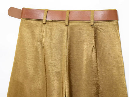 Olivina bukser – elegante vide bukser med bælte i satinlook