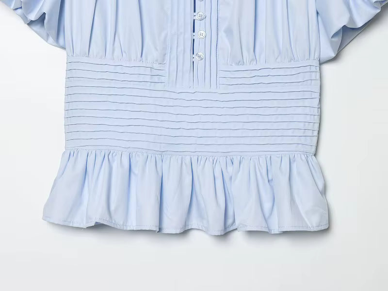 Damebluse med korte flæseærmer og knaplukning – Elmira