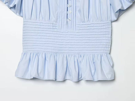 Damebluse med korte flæseærmer og knaplukning – Elmira