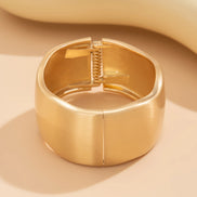 Valora Wide Cuff Armbånd – Bredt åbent metalarmbånd i guldfarve