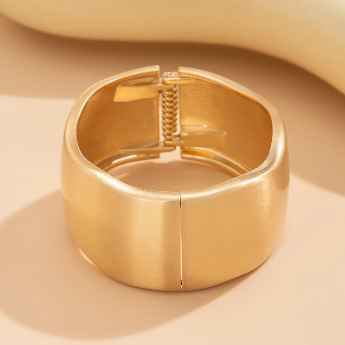Valora Wide Cuff Armbånd – Bredt åbent metalarmbånd i guldfarve