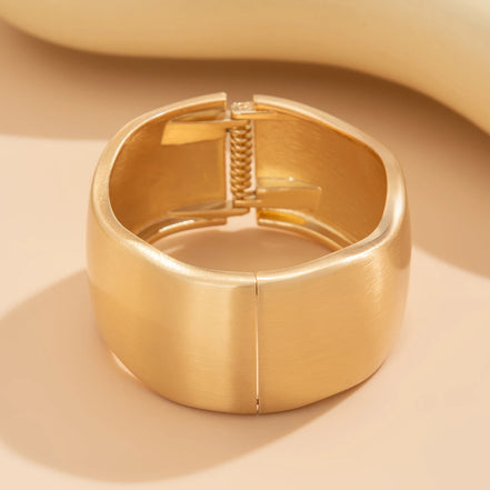 Valora Wide Cuff Armbånd – Bredt åbent metalarmbånd i guldfarve
