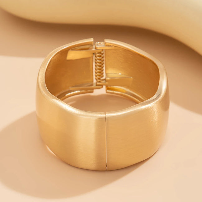 Valora Wide Cuff Armbånd – Bredt åbent metalarmbånd i guldfarve