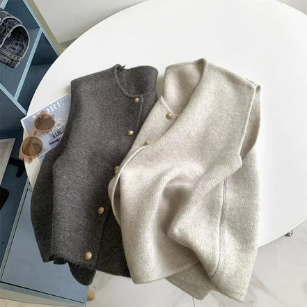 Noretta Strikvest – Ærmeløs kort cardigan med knapper