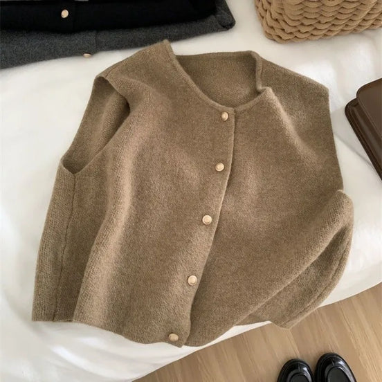 Noretta pletená vesta – krátký bezrukávový cardigan s knoflíky