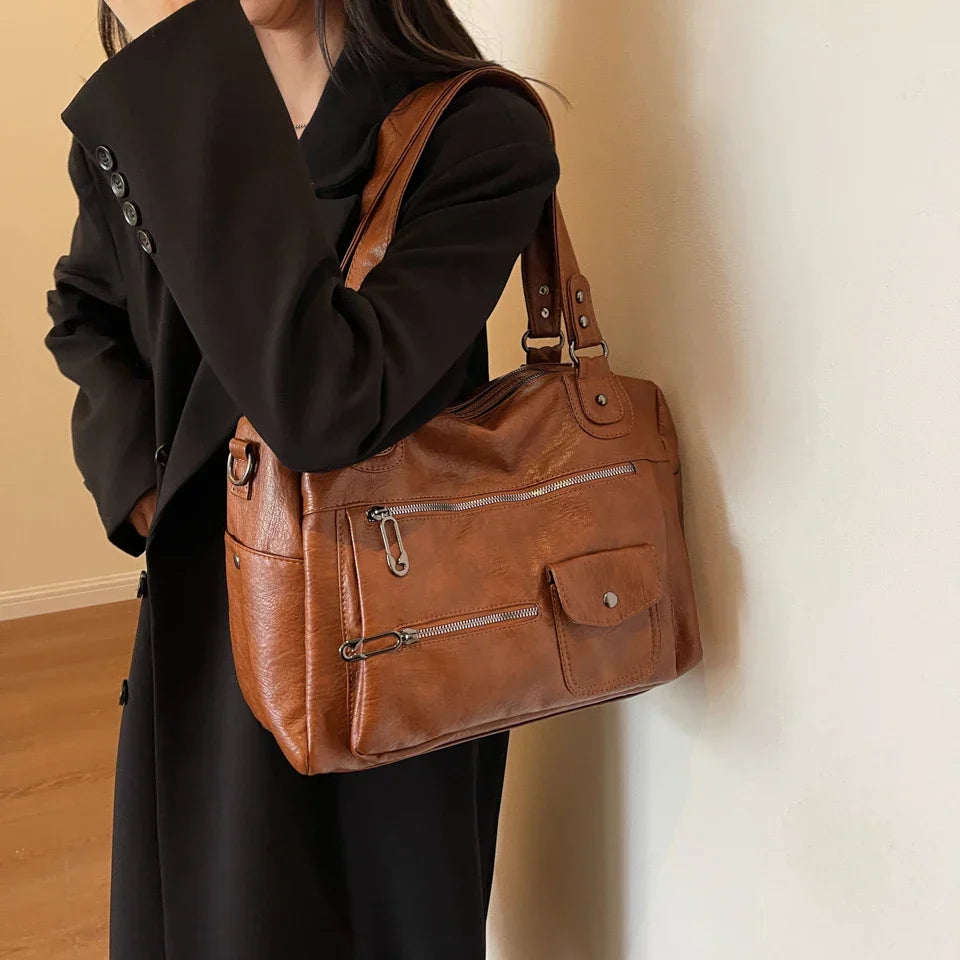 Sorina skuldertaske med rummelig indretning