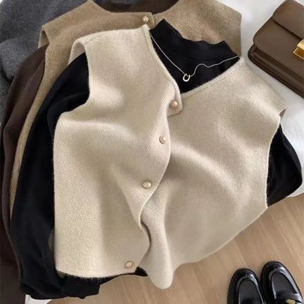 Noretta Strikvest – Ærmeløs kort cardigan med knapper