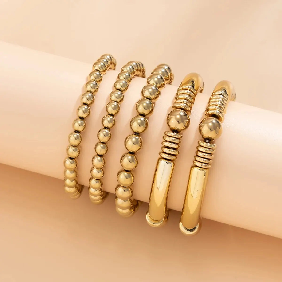 Belmira armbåndssæt – Sæt med 5 elastiske kuglearmbånd i guld- og sølvfarve