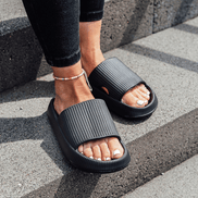 Avelia damesandaler – slip-on sandaler med åben tå og bred rem