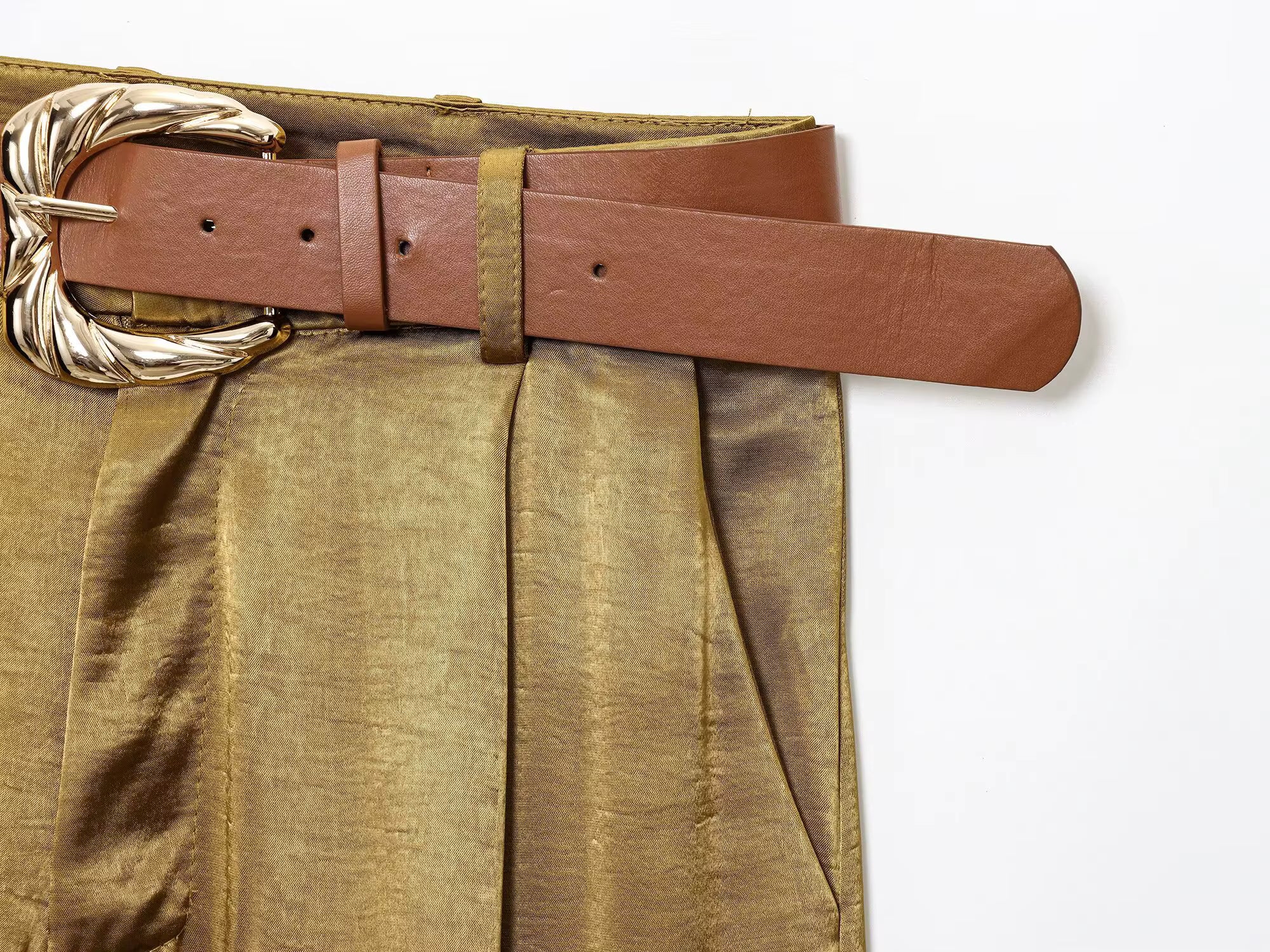 Olivina bukser – elegante vide bukser med bælte i satinlook