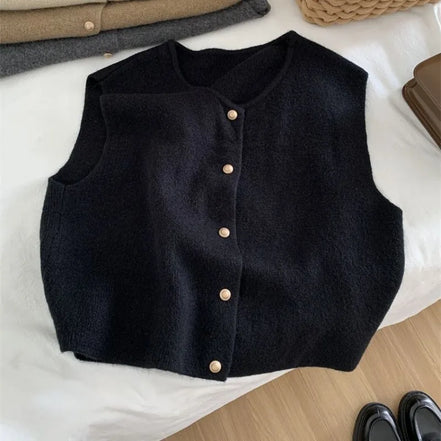 Noretta Strikvest – Ærmeløs kort cardigan med knapper
