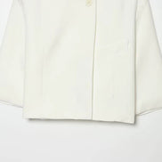 Cropped blazer med korte ærmer og knaplukning – Novelle