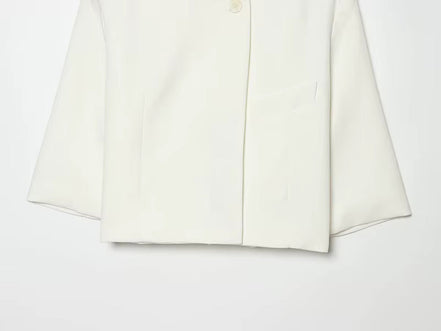 Cropped blazer med korte ærmer og knaplukning – Novelle