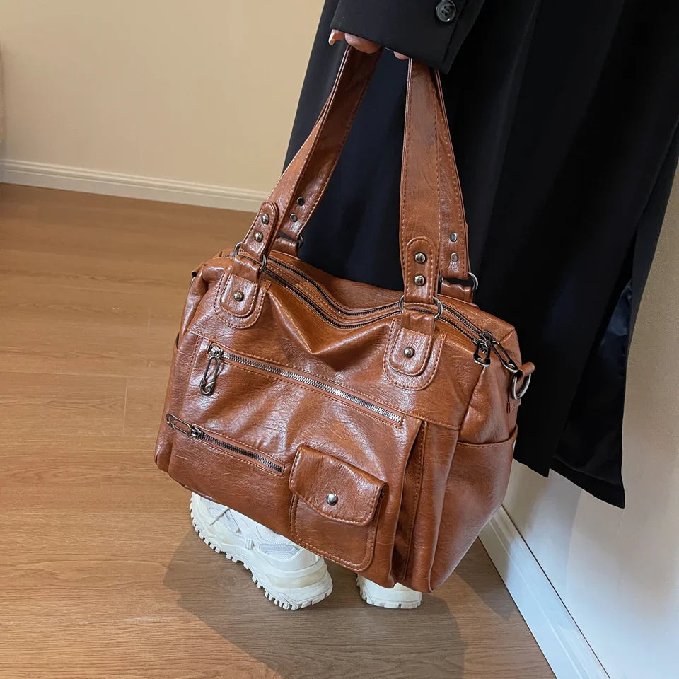 Sorina skuldertaske med rummelig indretning