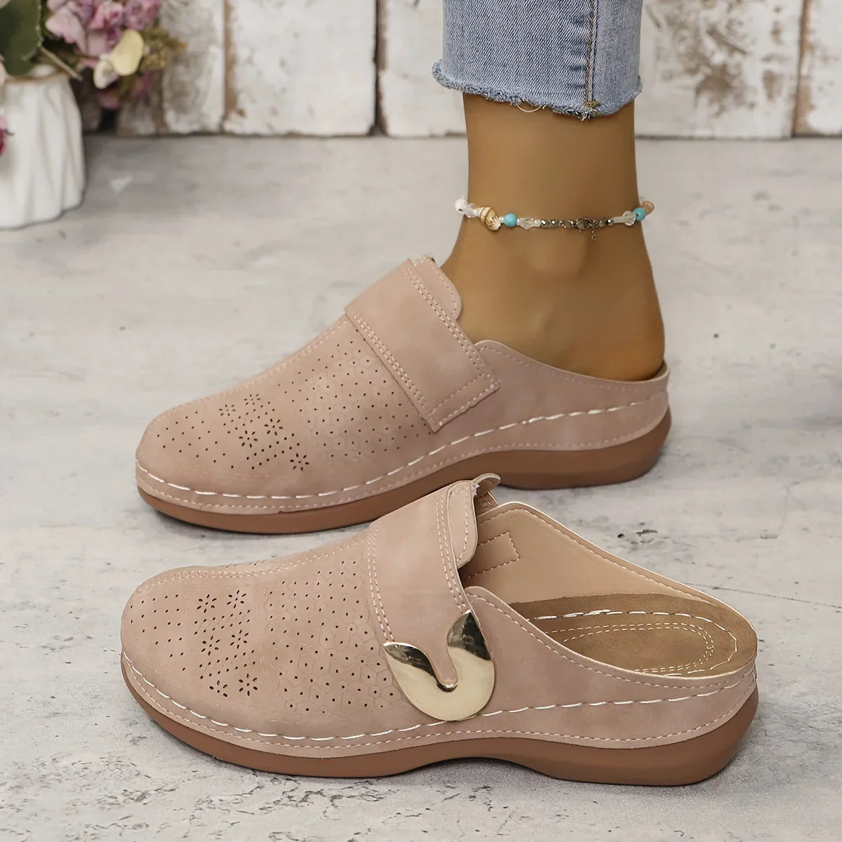 Solveta slip-on træsko med åben hæl og afrundet tå