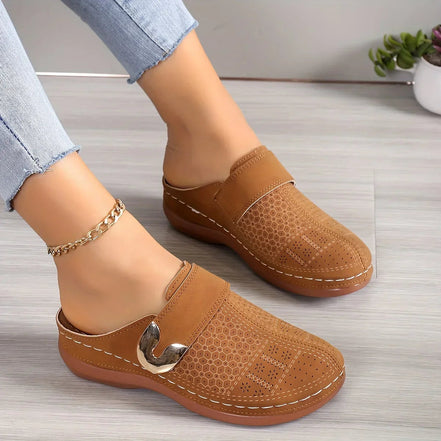 Solveta slip-on træsko med åben hæl og afrundet tå