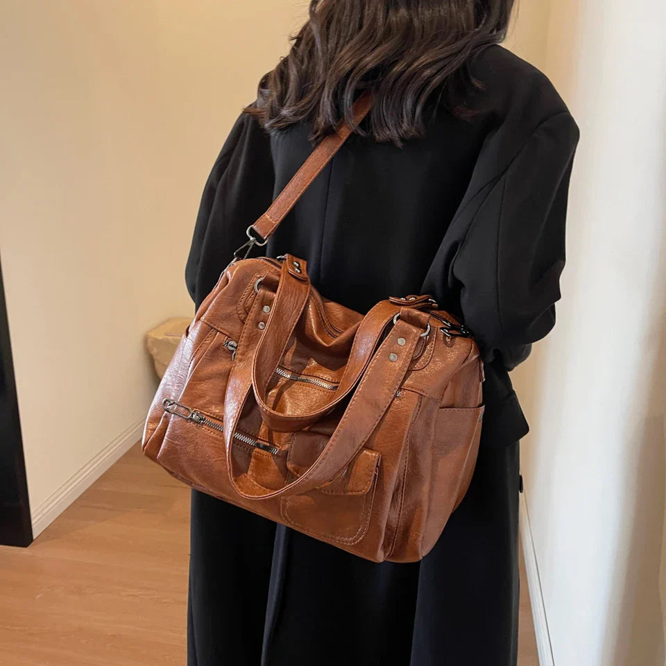 Sorina skuldertaske med rummelig indretning