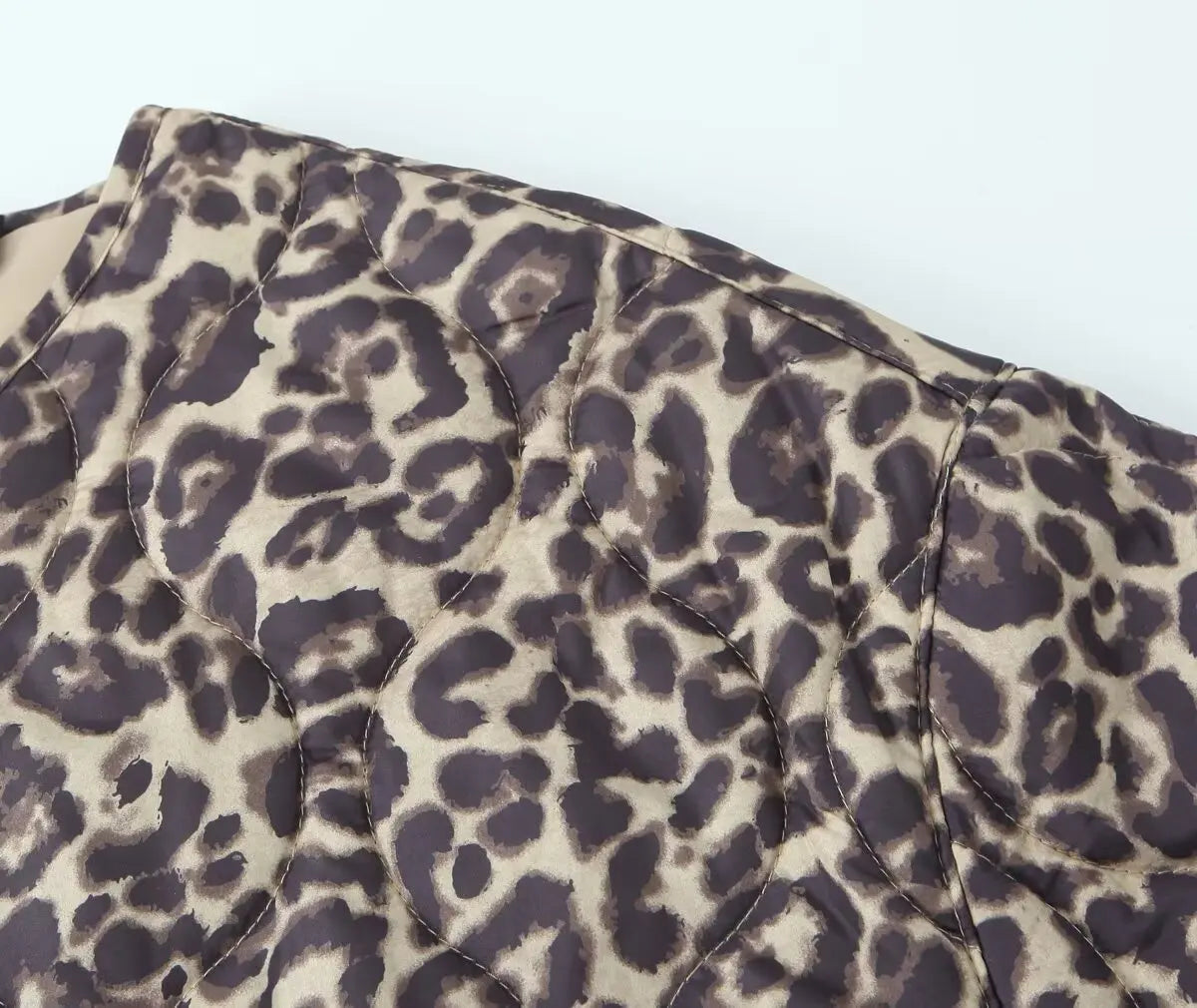 Evelina Let Vatteret Jakke – Komfort og Stil til Hverdag og Rejse