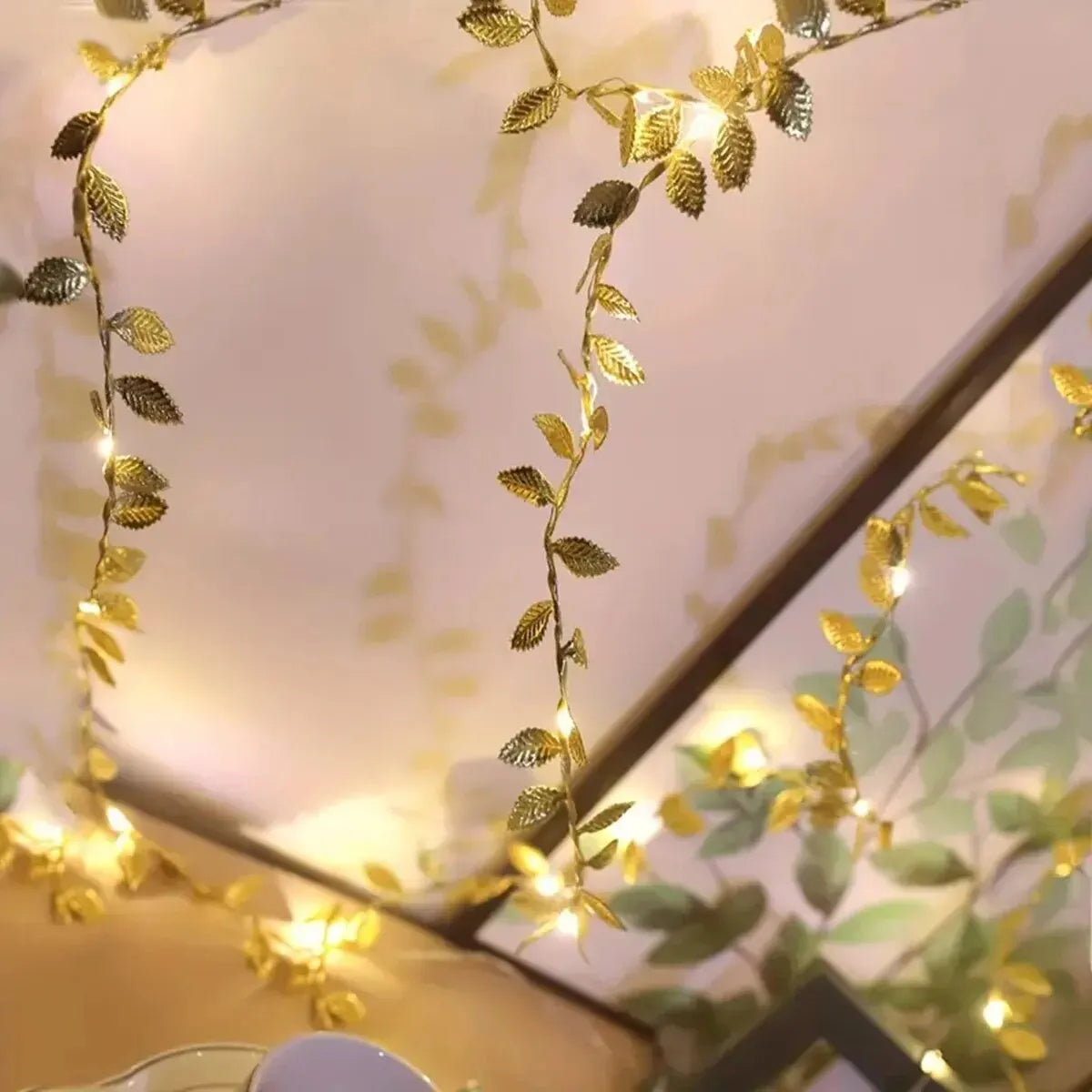 Łańcuch świetlny LED ze złotymi liśćmi i 20 lampkami LED – Aurevyn
