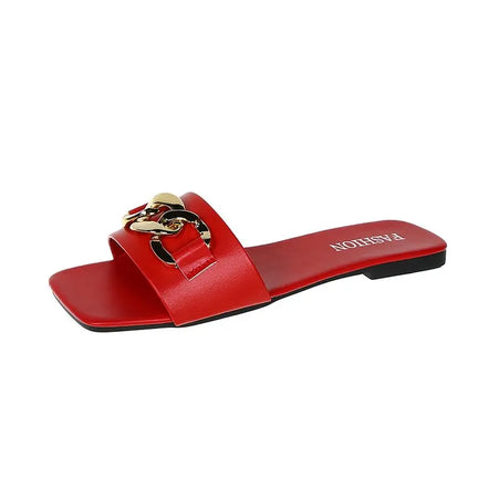 Flade damesandaler med dekorativ metalkæde og slip-on design – Solvéra
