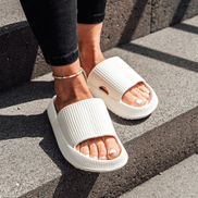 Avelia damesandaler – slip-on sandaler med åben tå og bred rem