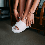 Avelia damesandaler – slip-on sandaler med åben tå og bred rem