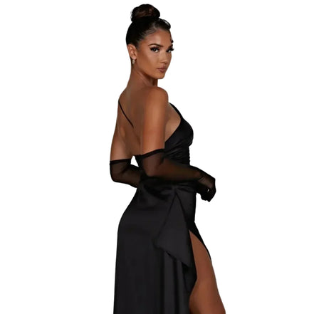 Plisseret satin kjole med split og one shoulder design – kjole til fest og aftenbrug – Silvéra