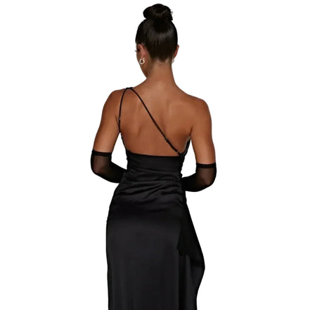 Plisseret satin kjole med split og one shoulder design – kjole til fest og aftenbrug – Silvéra