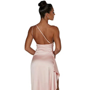 Plisseret satin kjole med split og one shoulder design – kjole til fest og aftenbrug – Silvéra