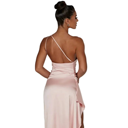 Plisseret satin kjole med split og one shoulder design – kjole til fest og aftenbrug – Silvéra